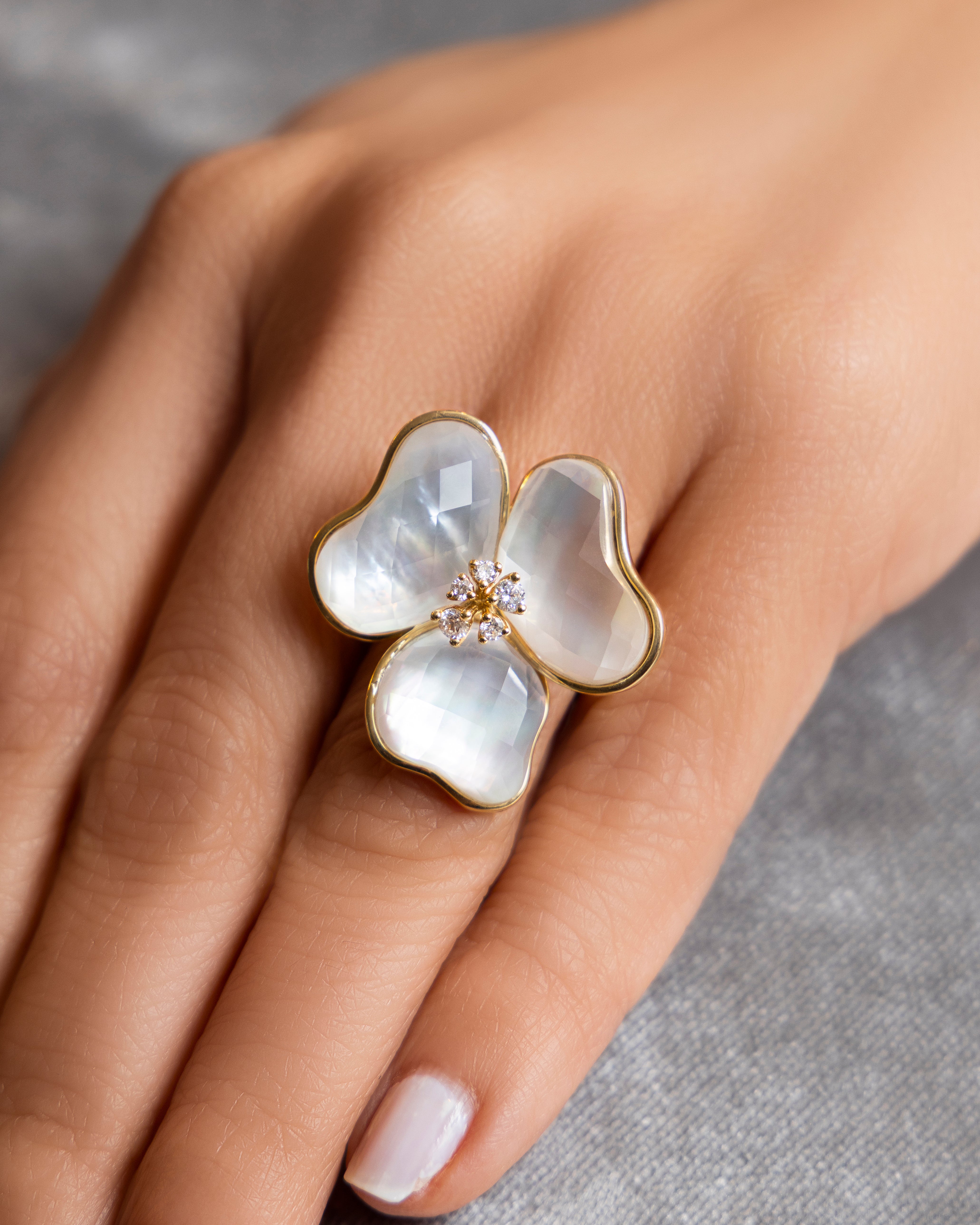Il Petalo Large Floral Ring in Mother of Pearl