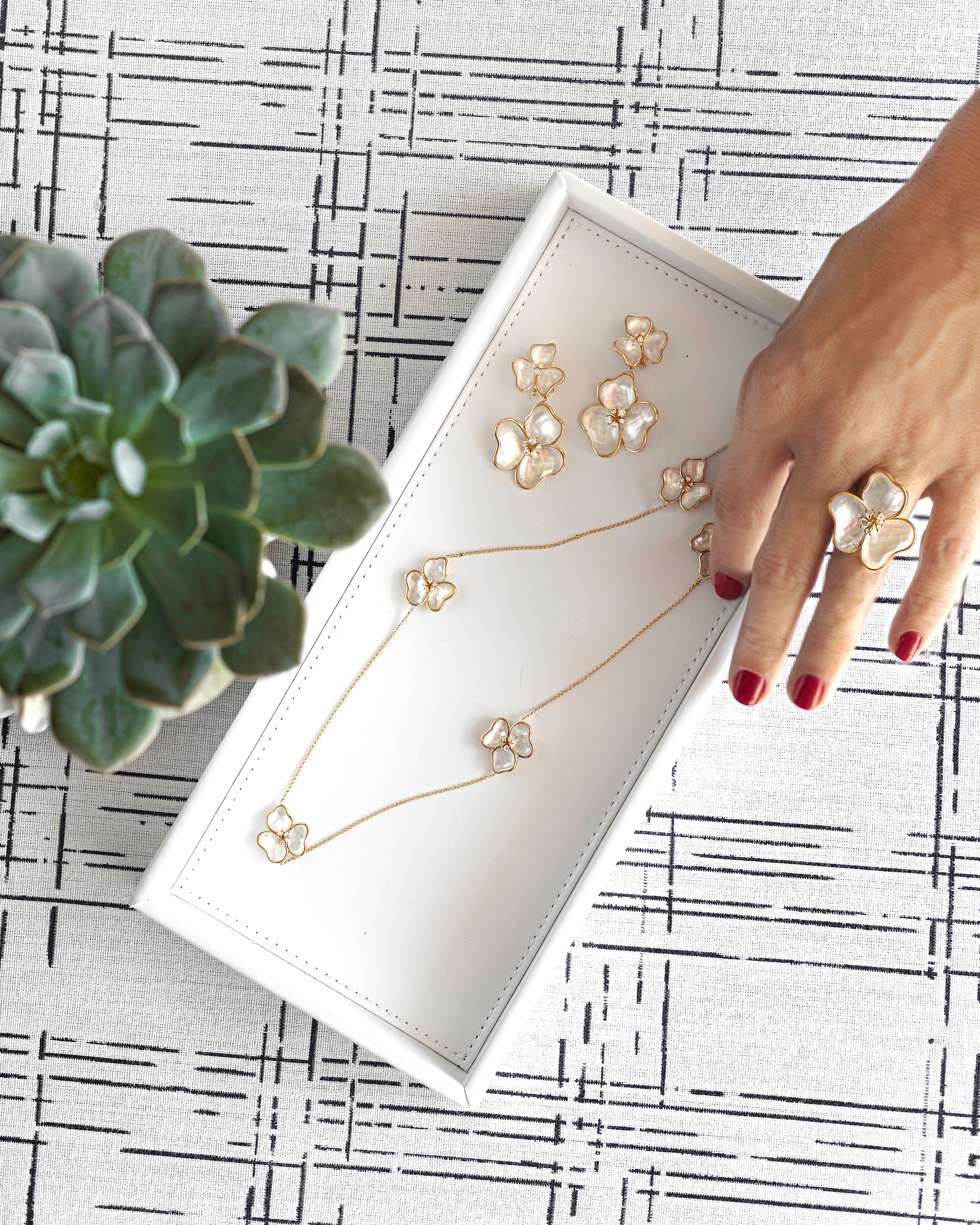 Il Petalo Large Floral Ring in Mother of Pearl