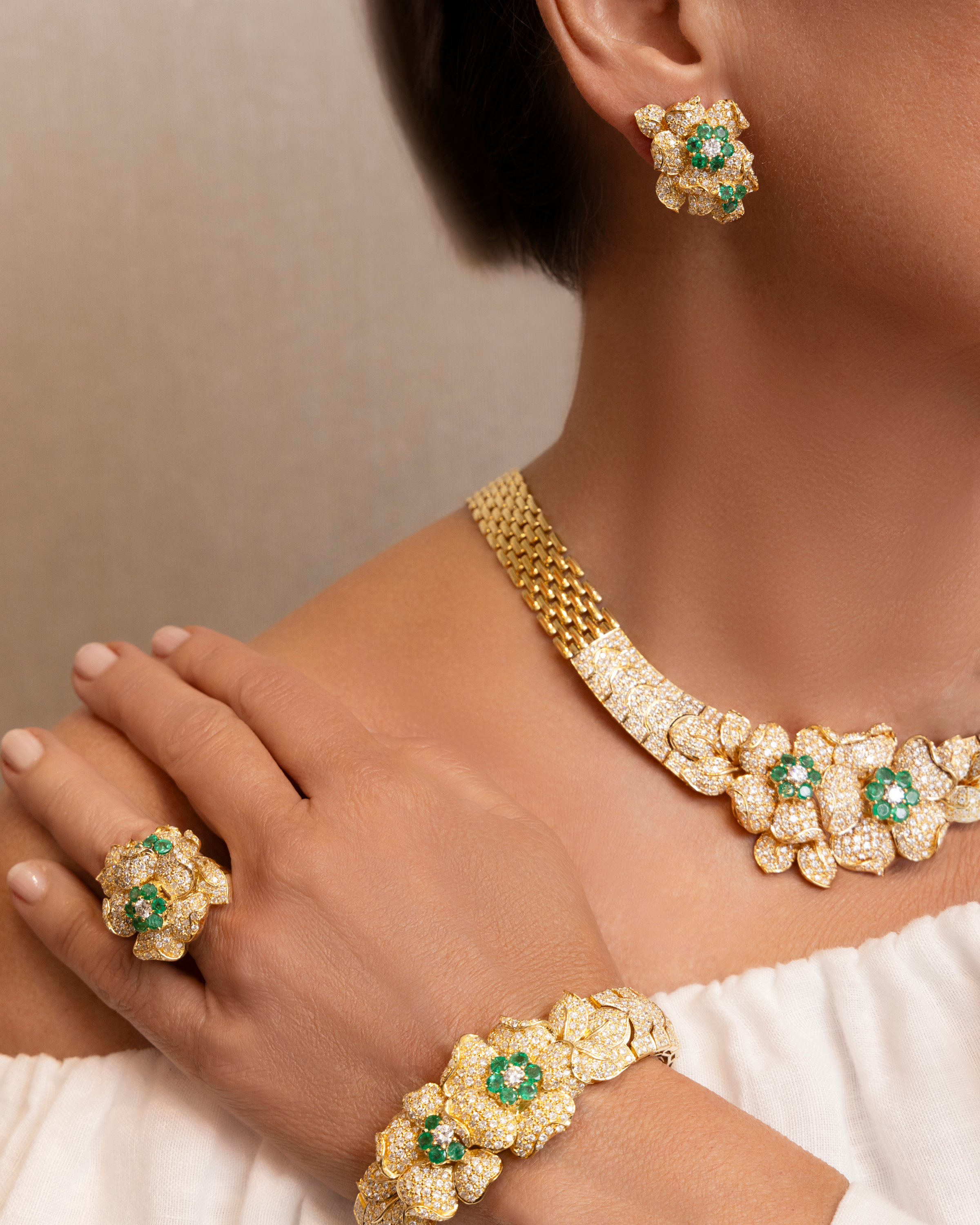 Le Ring de Fleurs with Emeralds