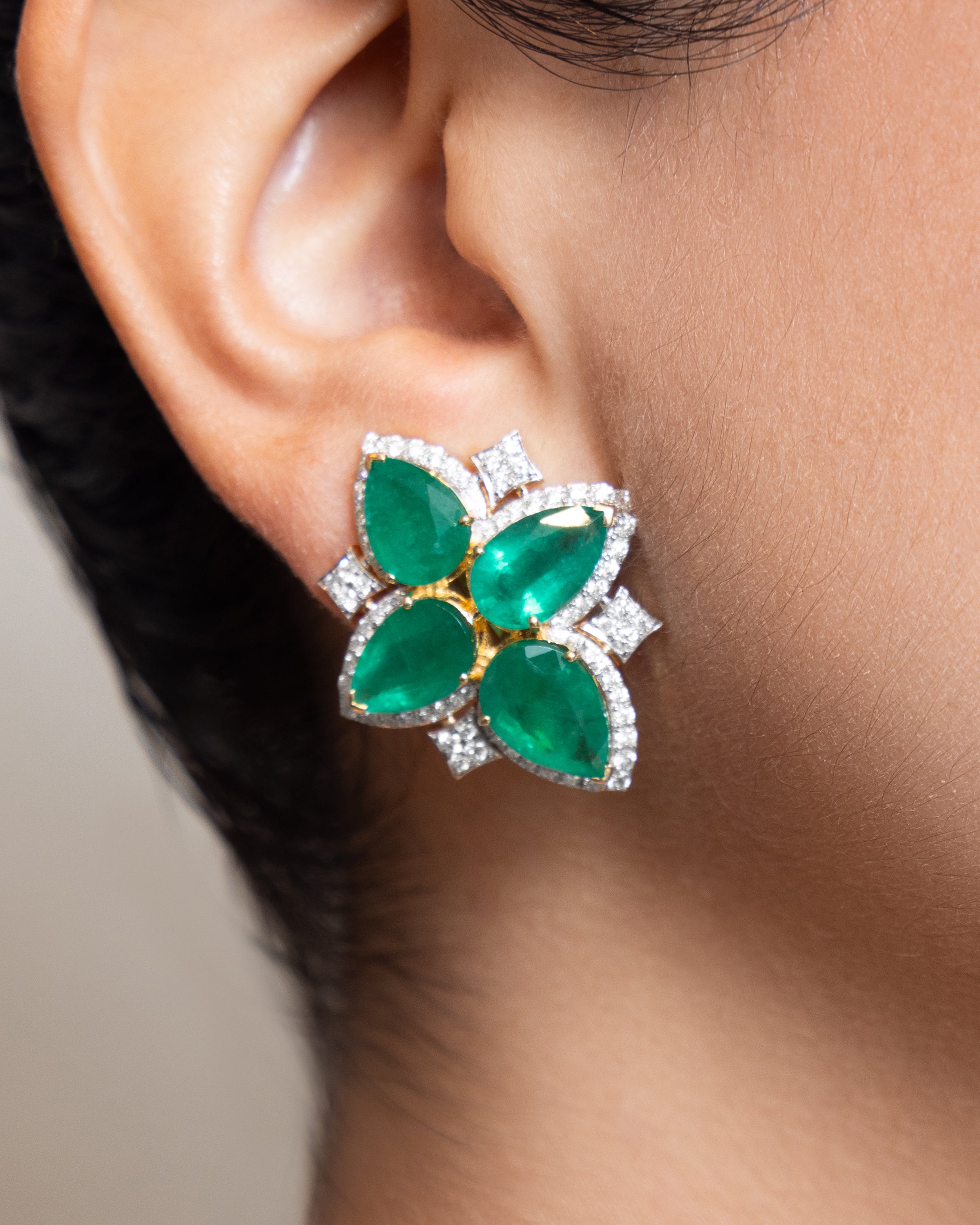 Quatre Coins Emeralds Earrings