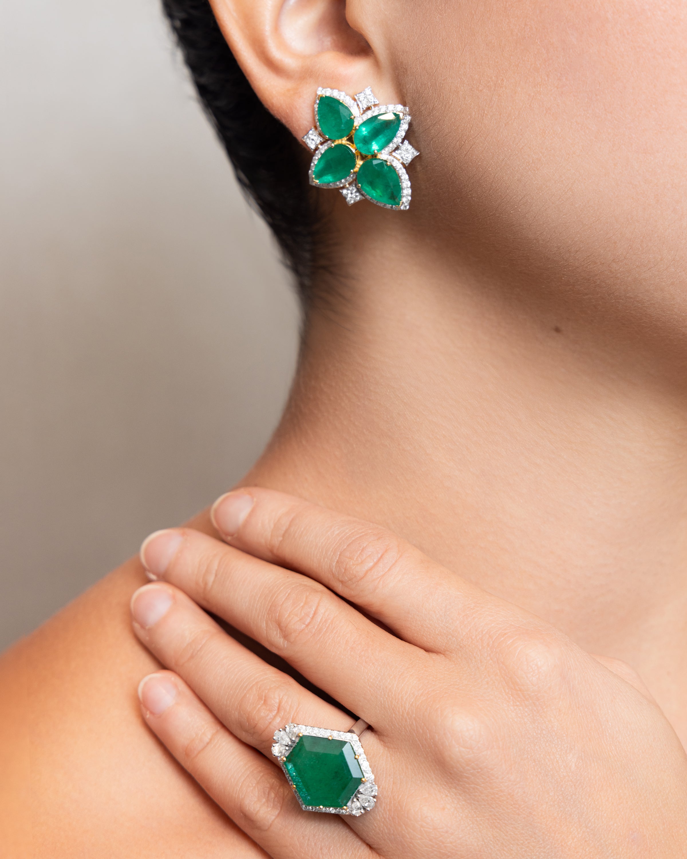Quatre Coins Emeralds Earrings