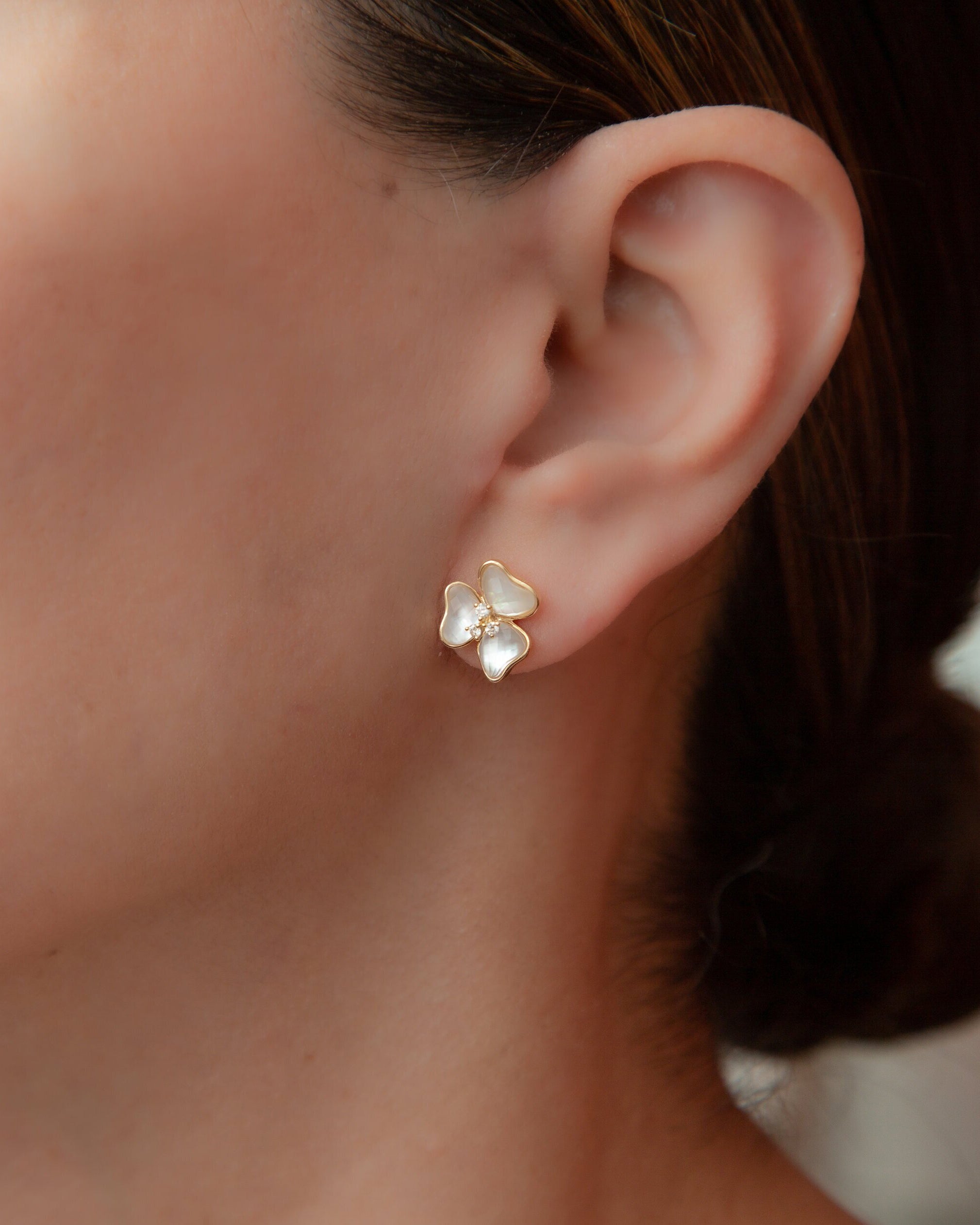 Il Petalo Mini Earrings in Mother of Pearl