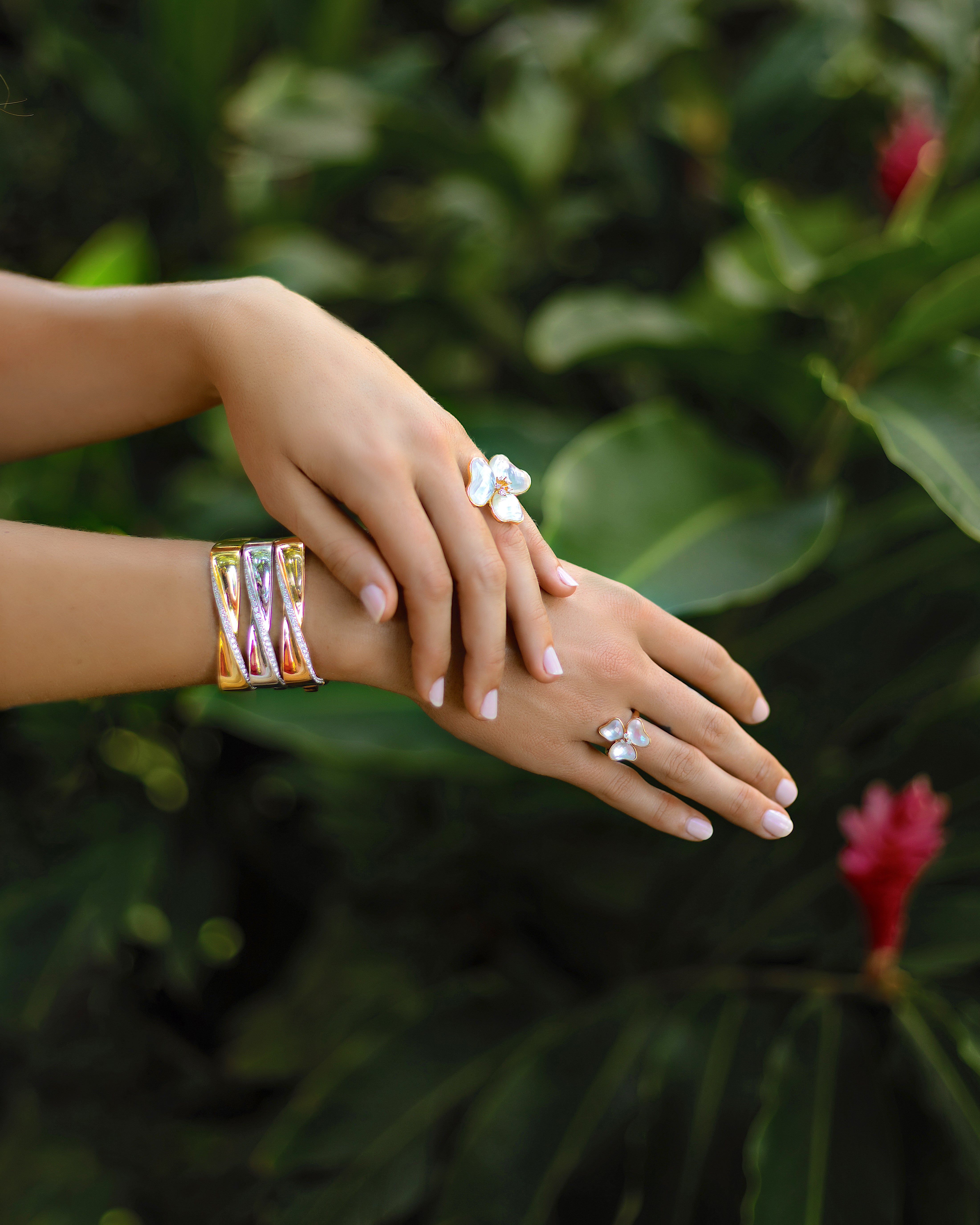 Il Petalo Large Floral Ring in Mother of Pearl