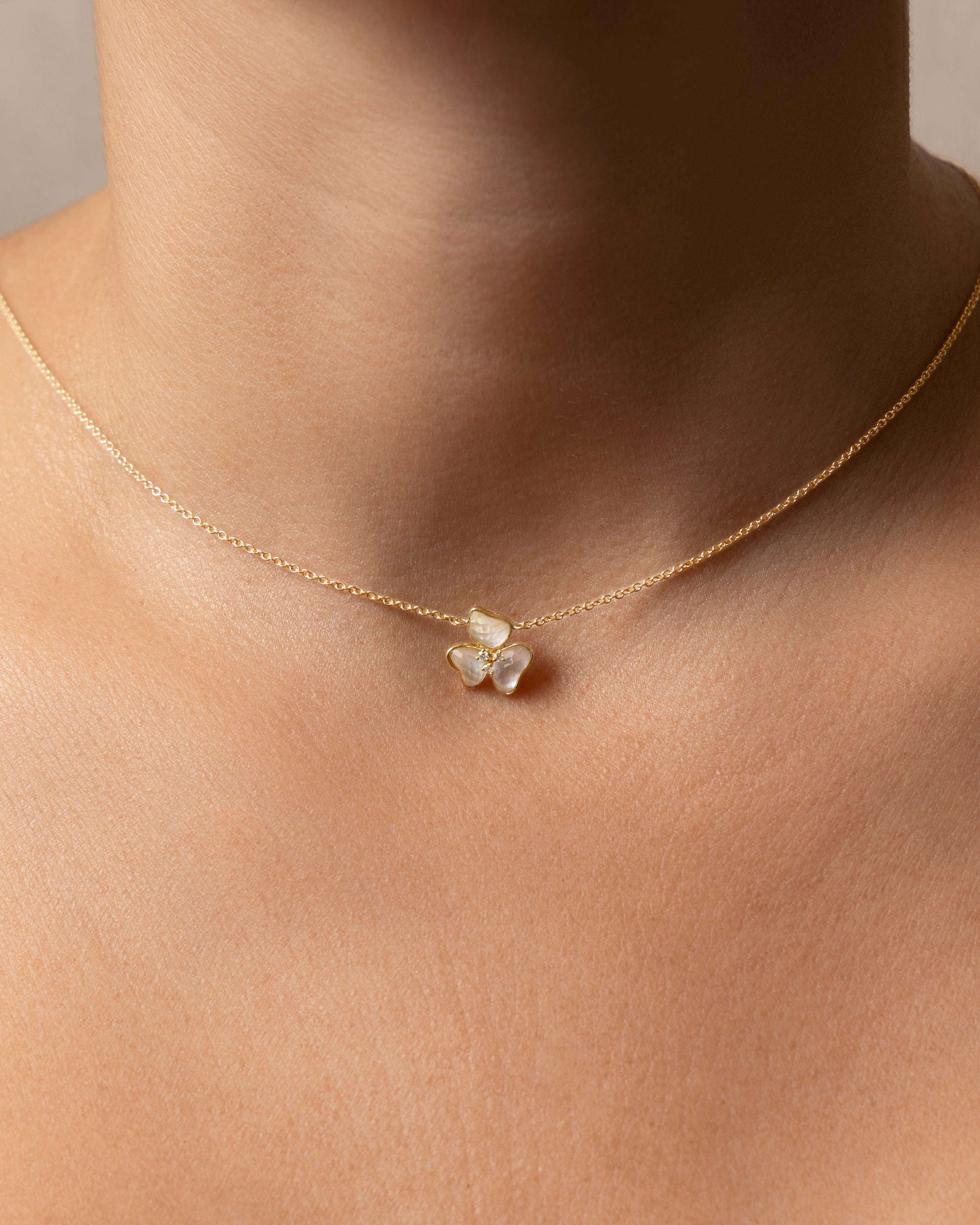 Il Petalo Mini Single Charm in Mother of Pearl