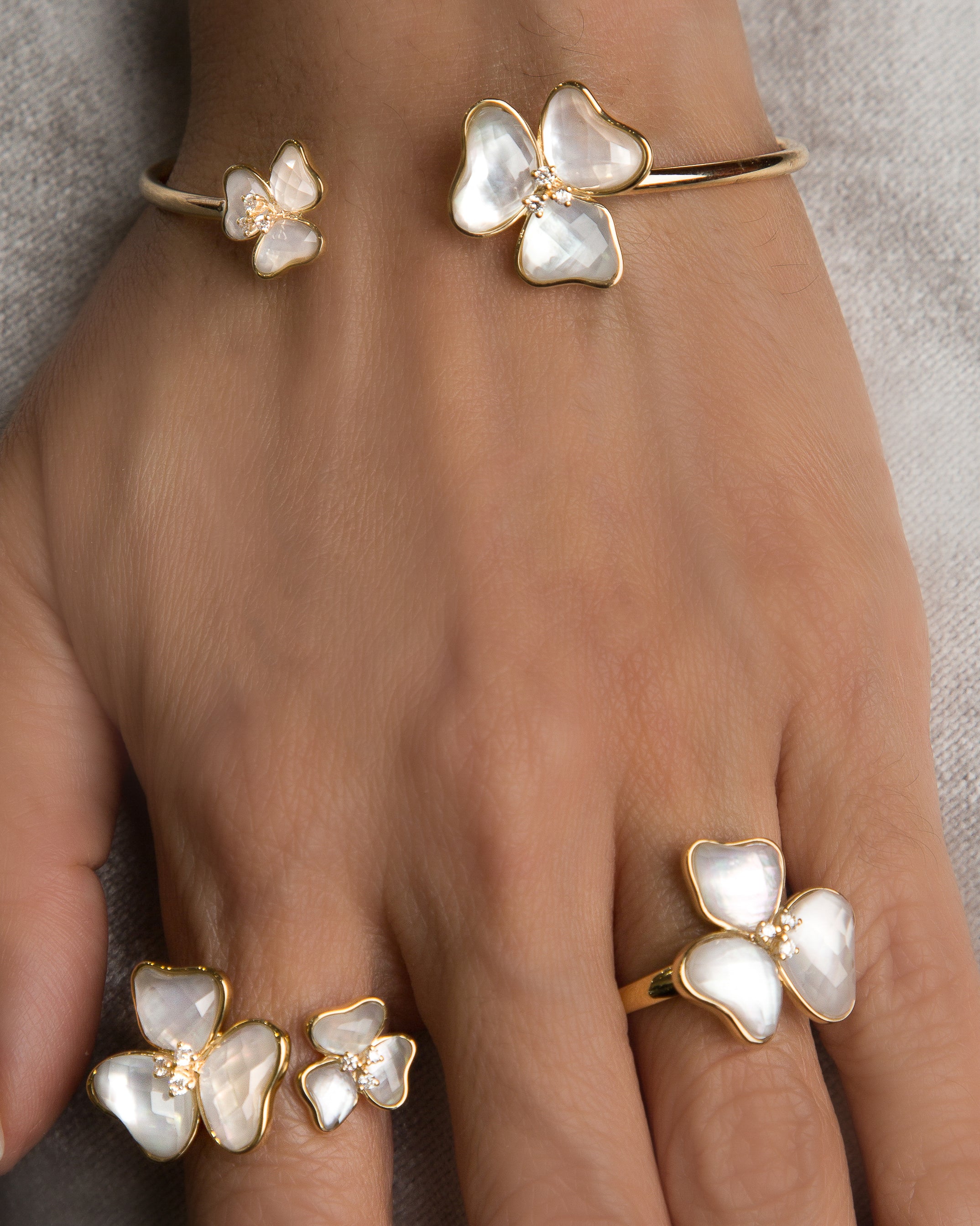 Il Petalo Double Floral Bracelet in Mother of Pearl