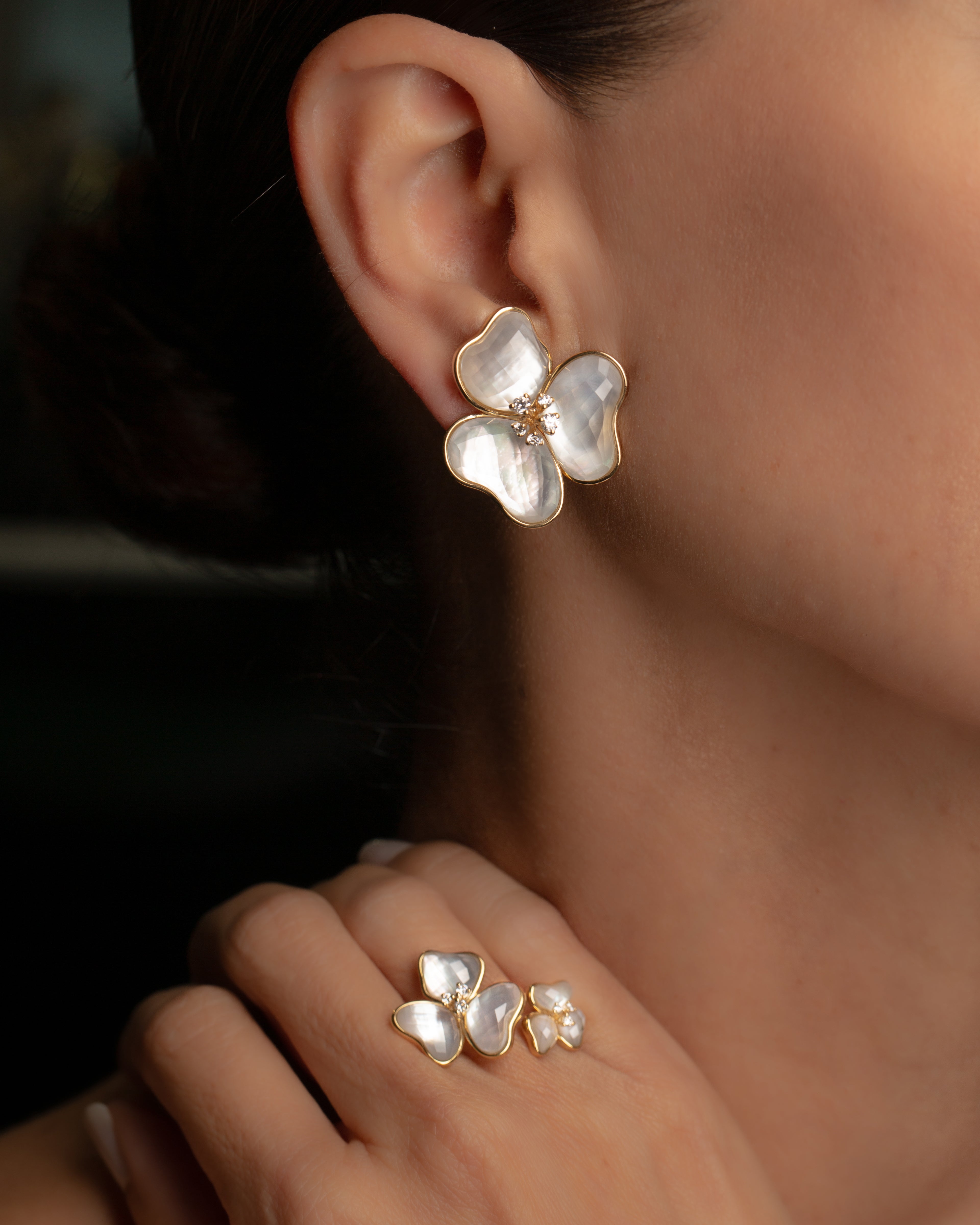 Il Petalo Large Earrings in Mother of Pearl