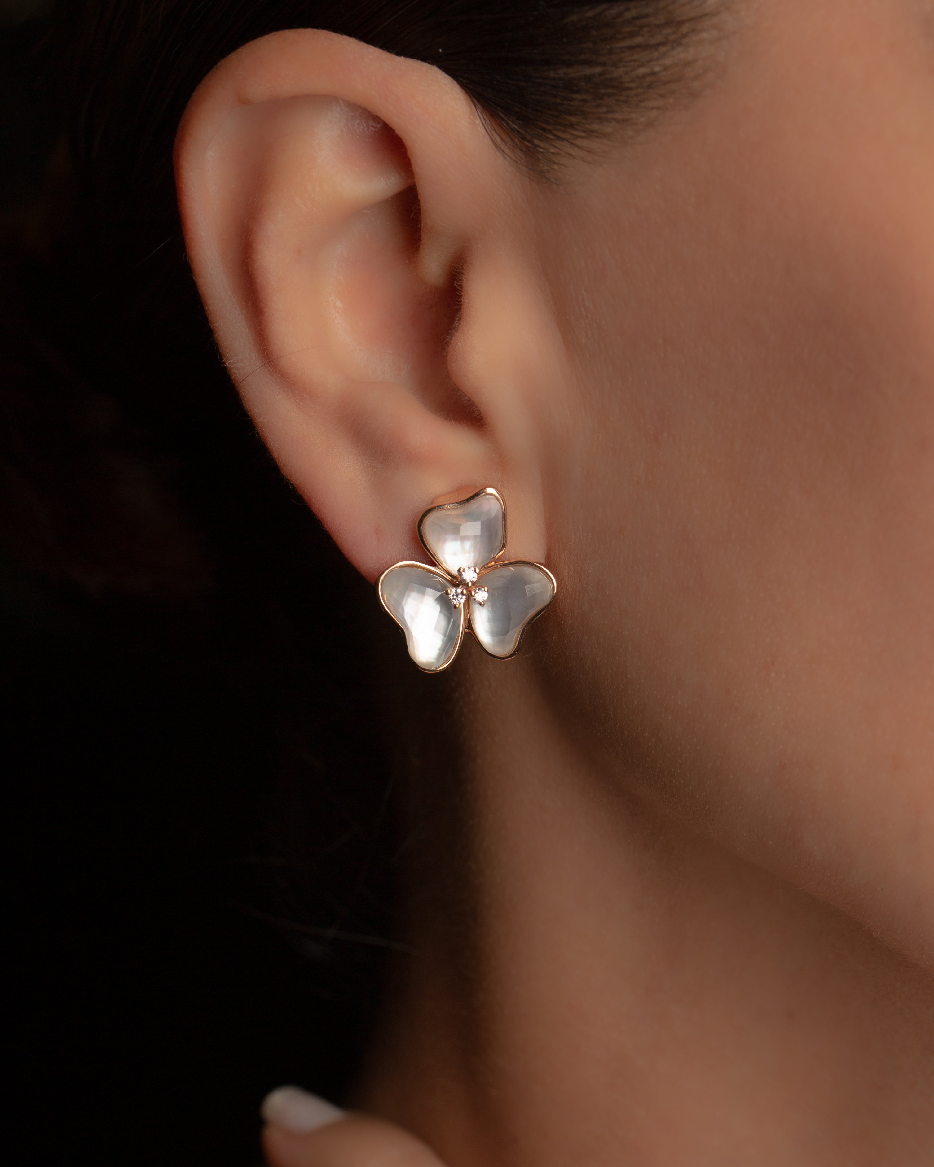 Il Petalo Classic Earrings in Mother of Pearl